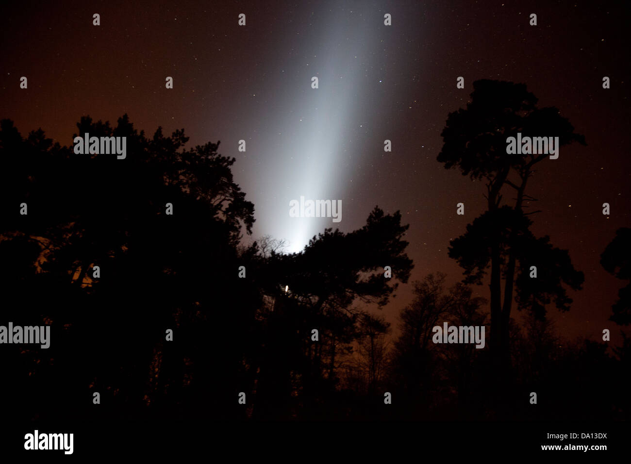 Spot-Licht von oben auf die Faringdon Folly, Strecken sich in die Nacht Stockfoto