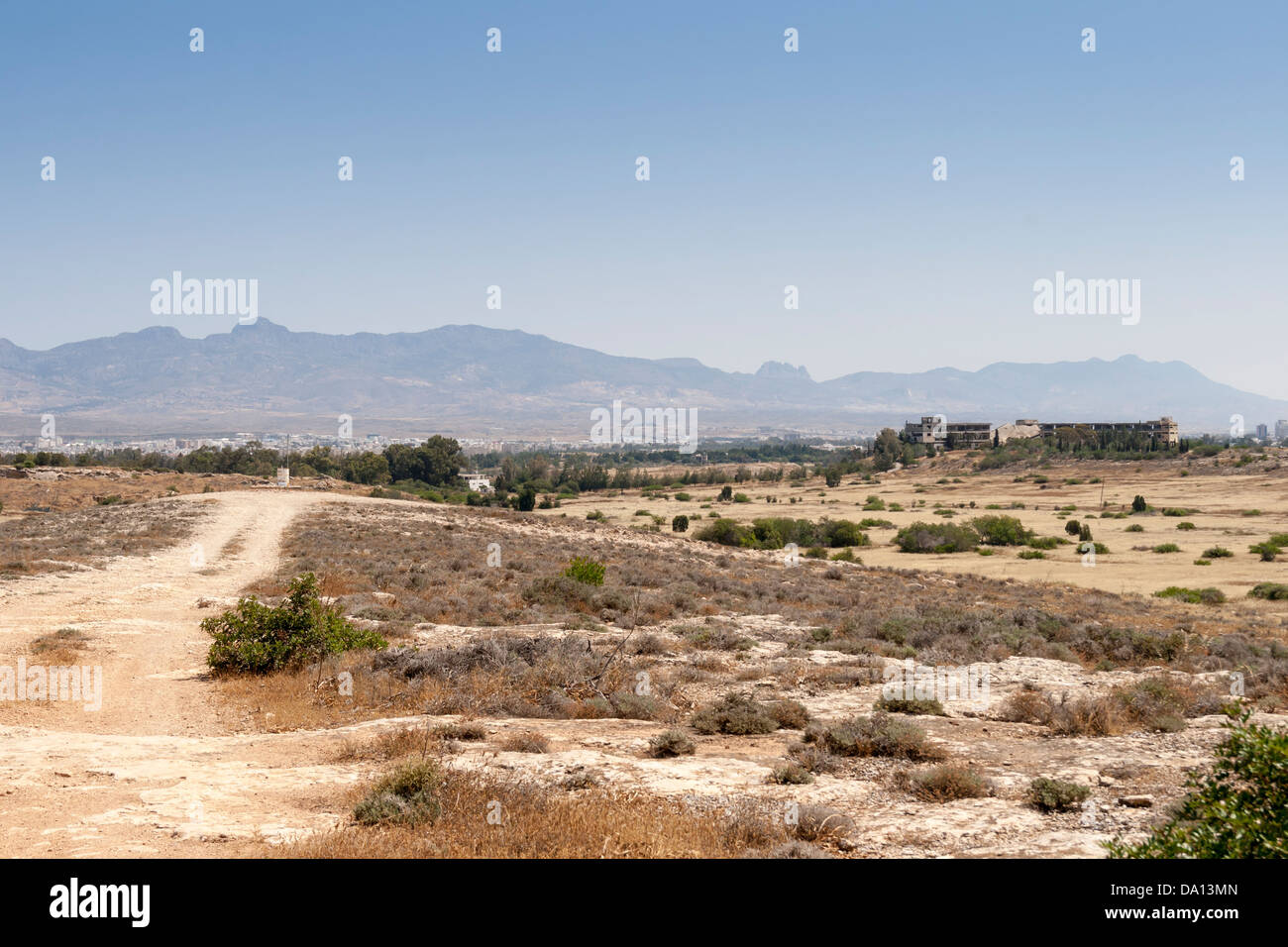 UN-Pufferzone, Nikosia, Zypern. Das Öl drum mittleren Spuren hinterlassen, wo starb ein Kanadier. Eine türkische OP auf der rechten Seite. Stockfoto