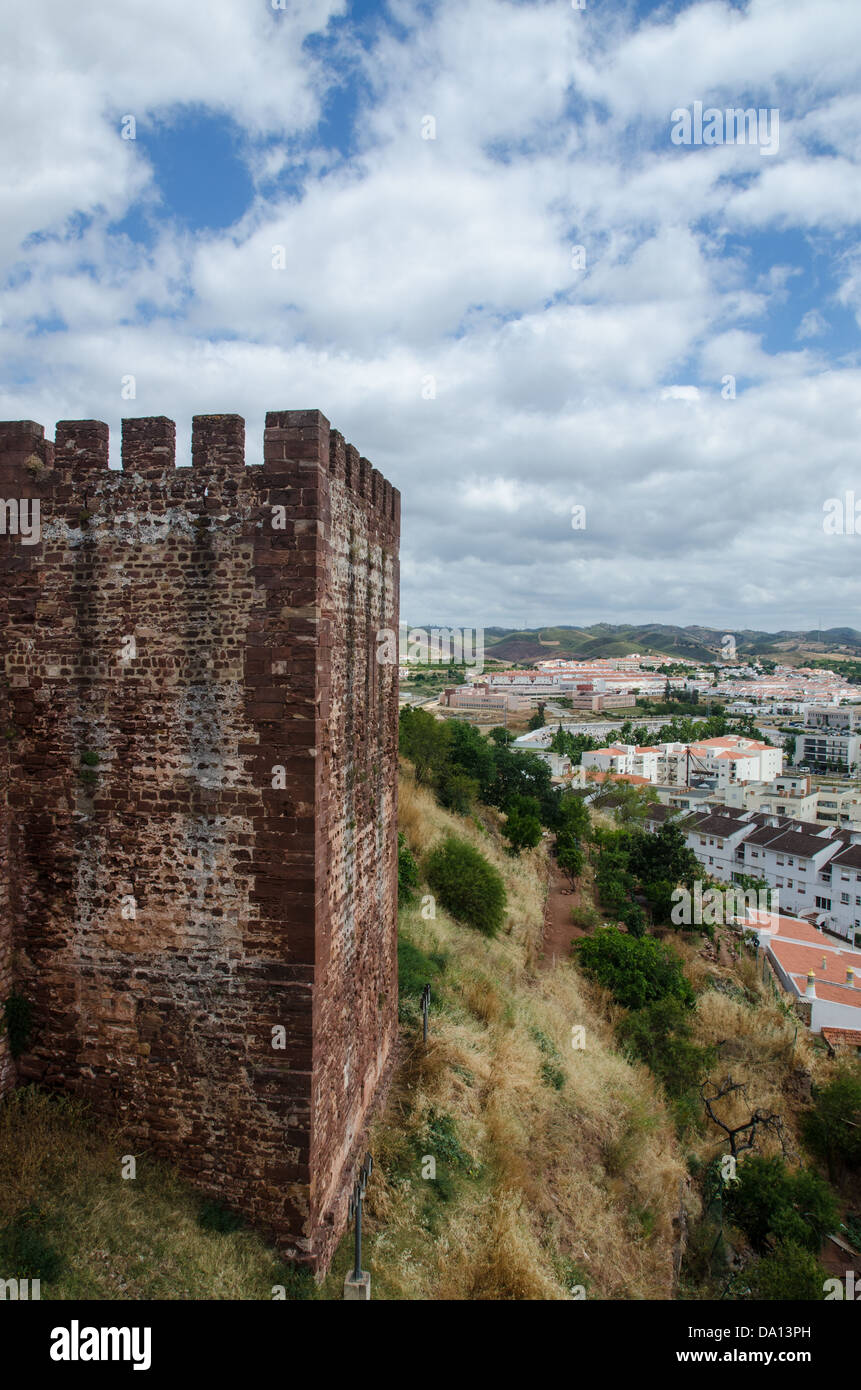 Straße rund um die Burg von Silves, Algarve, Portugal Stockfoto