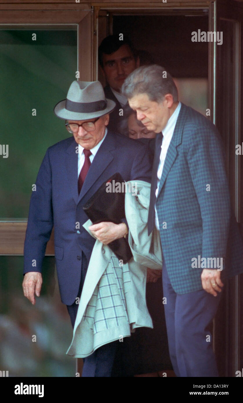 Ehemalige DDR-Führer, Erick Honecker (Hut) verlassen der chilenischen  Botschaft in Moskau im Jahr 1992 Stockfotografie - Alamy