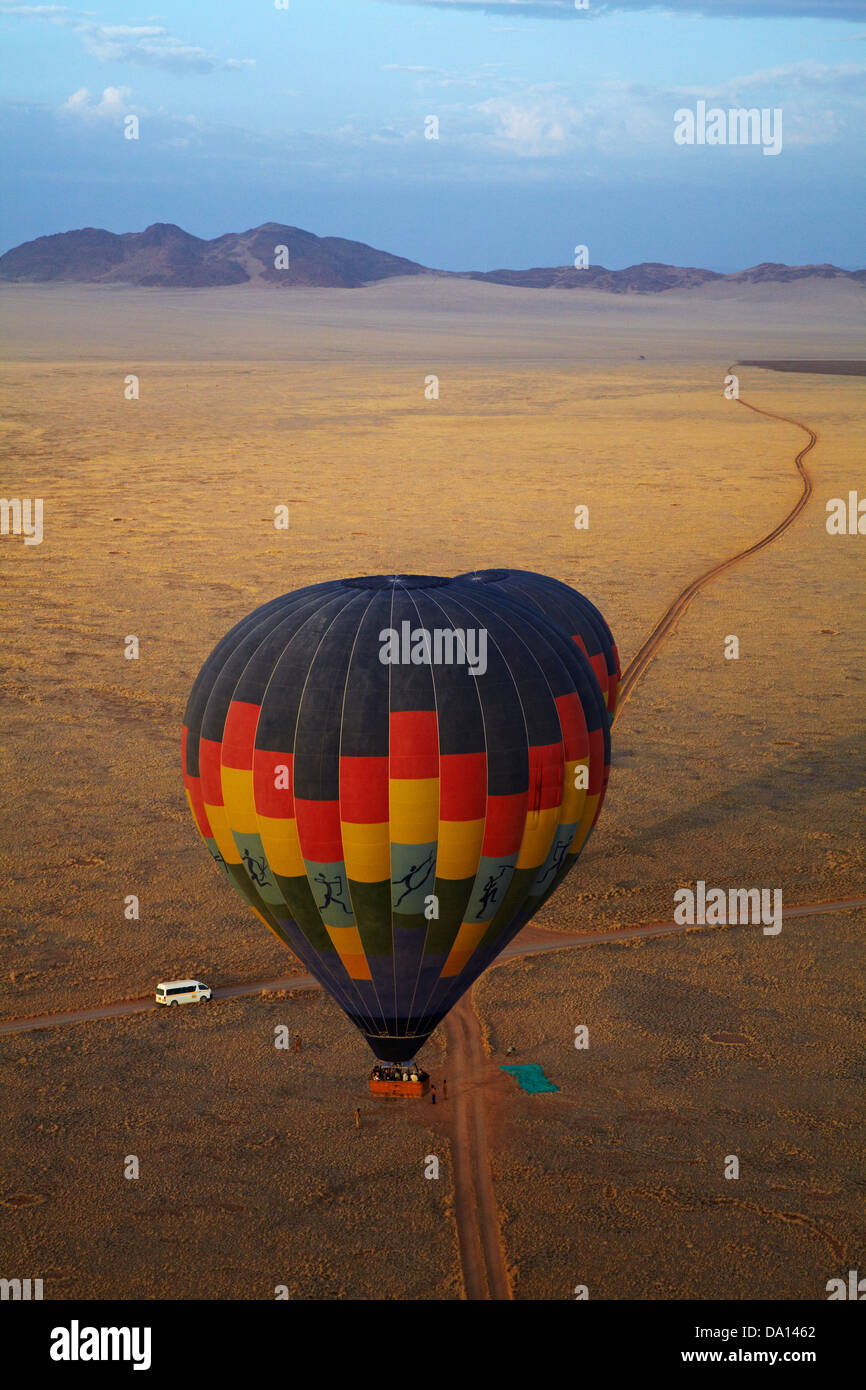 Start der Heißluftballons, Namib-Wüste, in der Nähe von Sesriem, Namibia, Afrika - Antenne Stockfoto