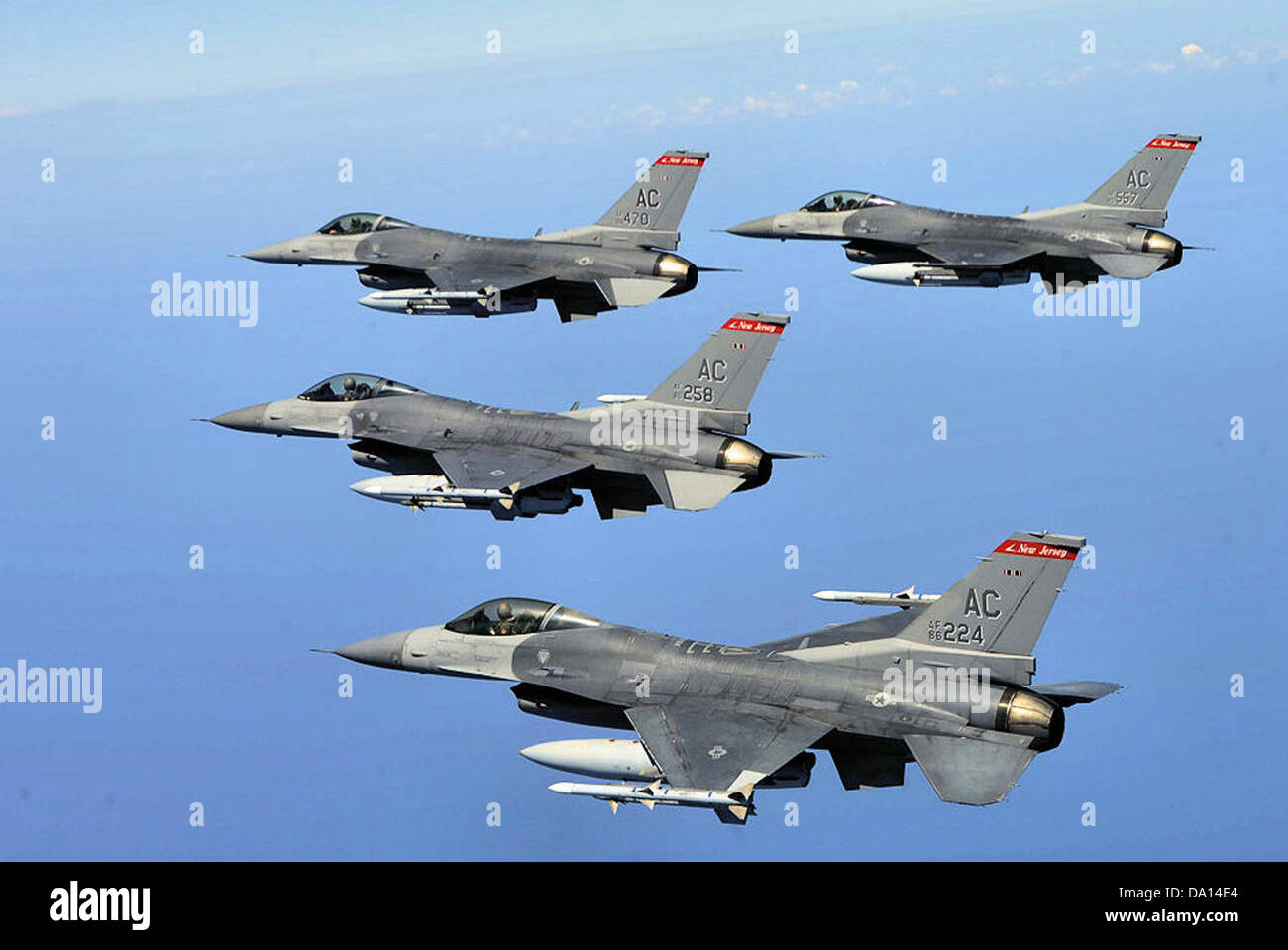 Der 177th Fighter Wing betreibt den F-16 Fighting Falcon aus Atlantic City, New Jersey. Die F-16 ist ein Mehrzweckjäger, der für seine Agilität und Vielseitigkeit in Luft-Luft- und Luft-Boden-Missionen bekannt ist. Stockfoto