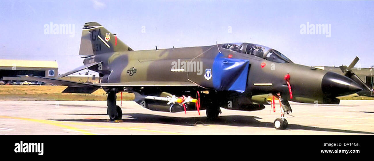 Die 21st Tactical Fighter Training Squadron betreibt das McDonnell Douglas F-4E Phantom, ein Flugzeug, das für Mehrzweckmissionen entwickelt wurde. Die Schwanznummer 67-0311 steht für diese Variante, die in den 1980er Jahren für Kampftraining und Einsatzbereitschaft verwendet wurde Stockfoto
