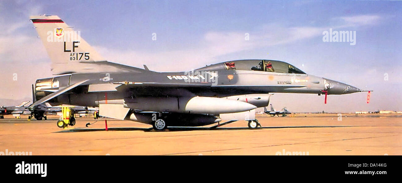 Die 312th Tactical Fighter Training Squadron betreibt die F-16D mit der Seriennummer 83-1175. Dieses Flugzeug wurde für fortgeschrittene taktische Kampfflugzeuge-Training eingesetzt, um Piloten auf Kampfeinsätze und Einsatzbereitschaft vorzubereiten. Stockfoto