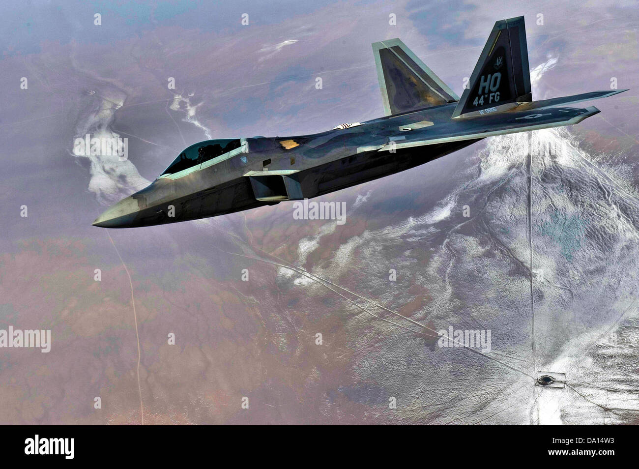 Ein Bild, das die F-22 Raptoren der US Air Force von der 44th Fighter Group auf der Holloman Air Force Base während einer Trainingsübung aufnimmt und die Zusammenarbeit zwischen verschiedenen Geschwadern und Flugzeugen hervorhebt. Stockfoto