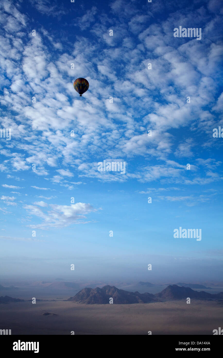 Heißluft-Ballon über Namib-Wüste, in der Nähe von Sesriem, Namibia, Afrika - Antenne Stockfoto