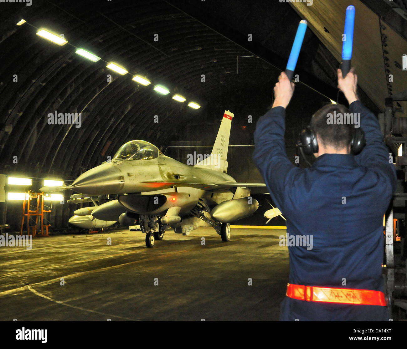 Der 52nd Fighter Wing, der die F-16 fliegt, spielte 2011 eine Schlüsselrolle bei der Operation Odyssey Dawn. Diese Operation markierte eine bedeutende militärische Intervention in Libyen, wobei die F-16 an Luftangriffen teilnahmen und Flugverbotszonen durchsetzten. Stockfoto