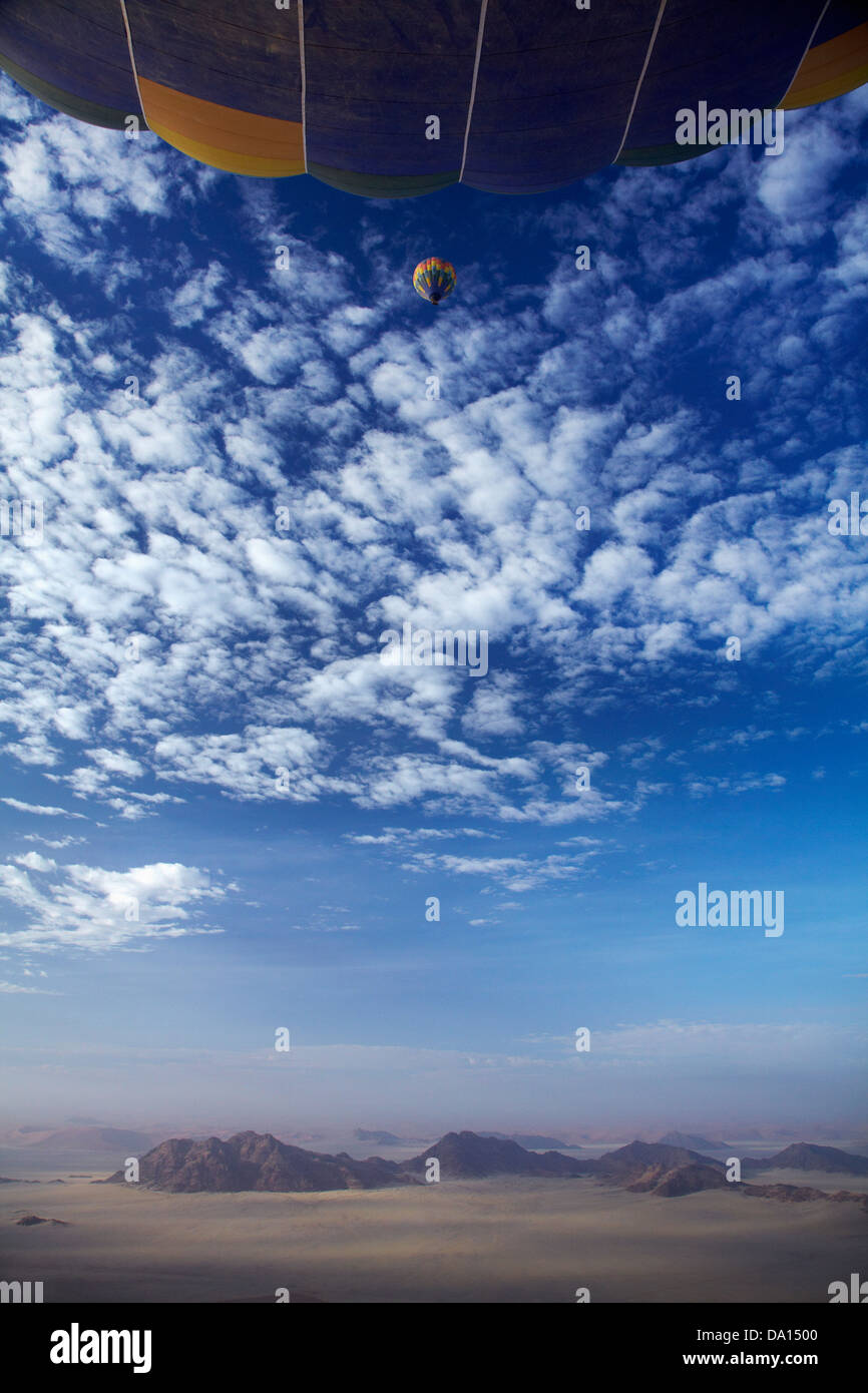 Heißluftballons über Namib-Wüste, in der Nähe von Sesriem, Namibia, Afrika - Antenne Stockfoto
