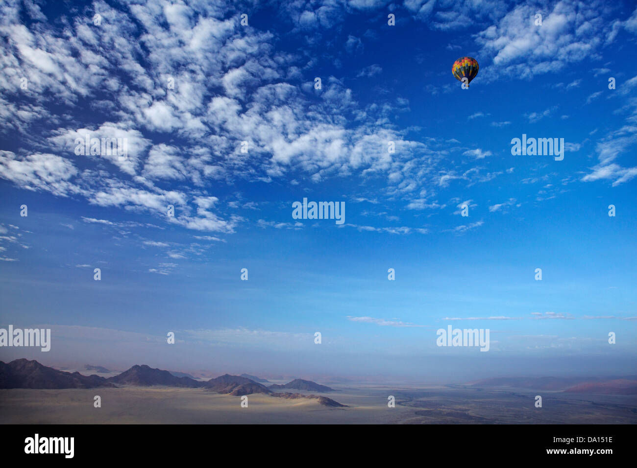 Heißluft-Ballon über Namib-Wüste, in der Nähe von Sesriem, Namibia, Afrika - Antenne Stockfoto