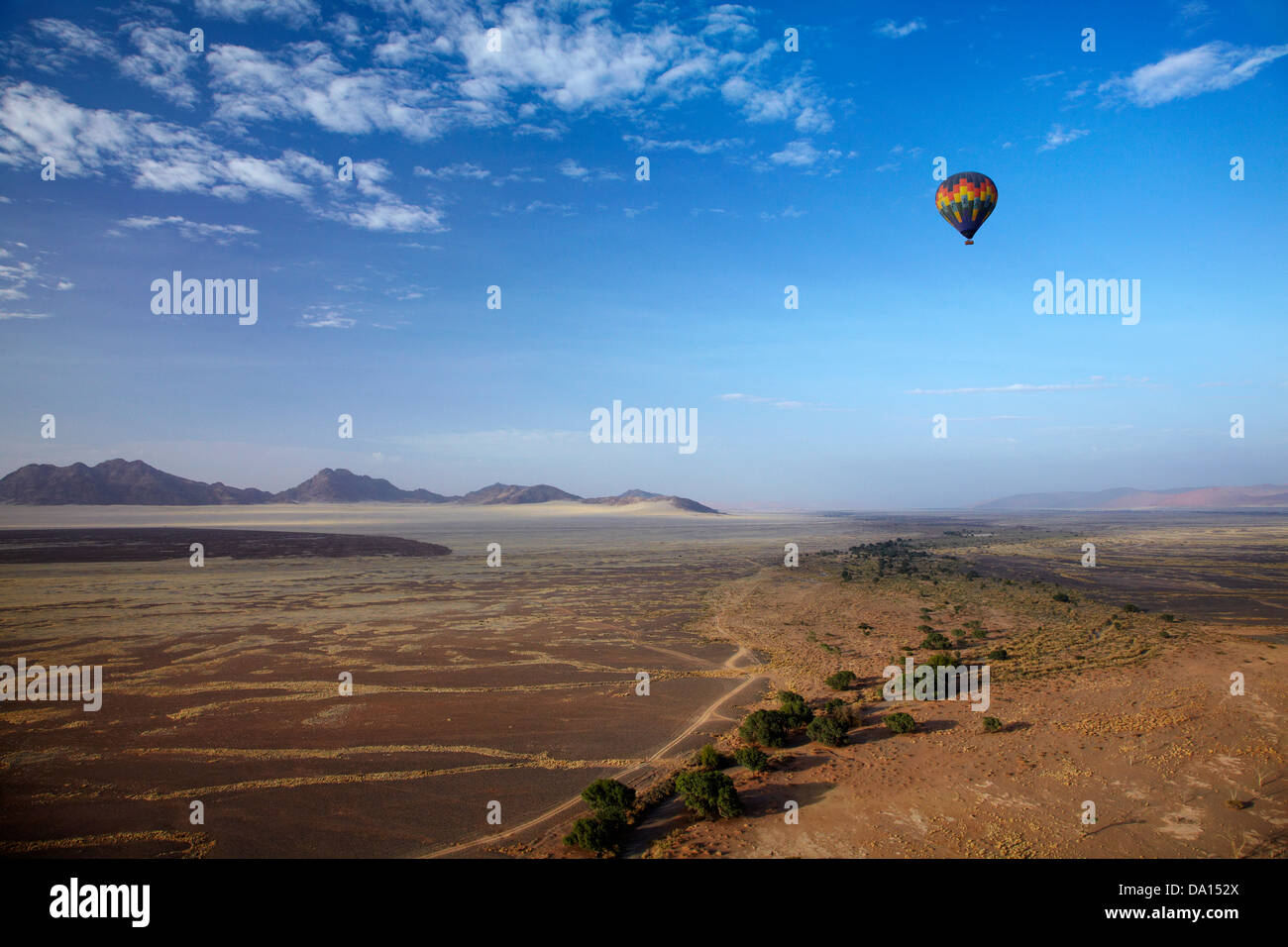 Heißluft-Ballon über Namib-Wüste, in der Nähe von Sesriem, Namibia, Afrika - Antenne Stockfoto