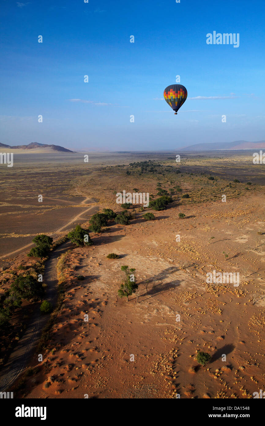 Heißluft-Ballon über Namib-Wüste, in der Nähe von Sesriem, Namibia, Afrika - Antenne Stockfoto