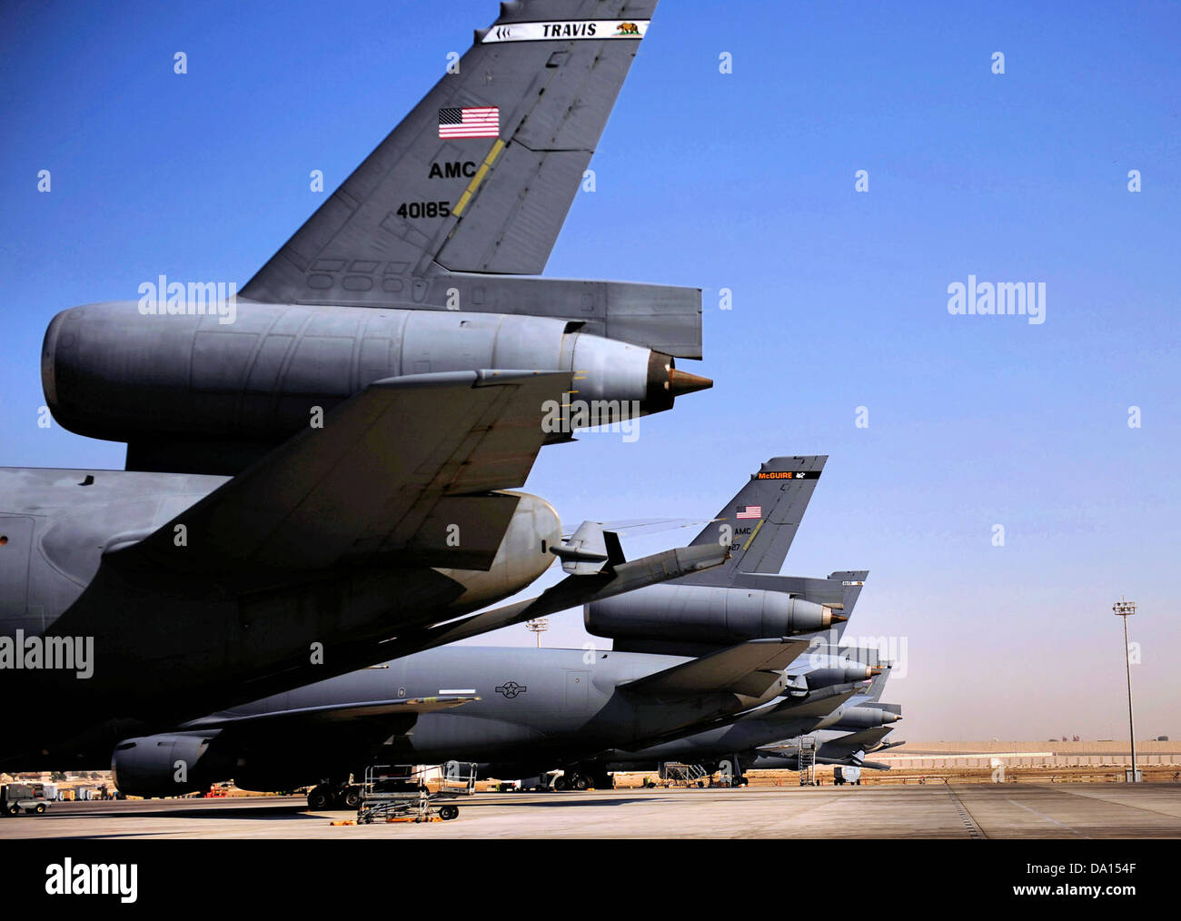 Dieses Bild zeigt einen KC-10-Extender der 908th Expeditionary Air Betankungsgeschwader, der zur Unterstützung der Operation Enduring Freedom (OEF), Operation Iraqi Freedom (OIF) und Operation New Dawn (OND) eingesetzt wurde. Das Flugzeug ist für die Luftbetankung bei Kampfeinsätzen von entscheidender Bedeutung. Stockfoto Dieses Bild zeigt einen KC-10-Extender der 908th Expeditionary Air Betankungsgeschwader, der zur Unterstützung der Operation Enduring Freedom (OEF), Operation Iraqi Freedom (OIF) und Operation New Dawn (OND) eingesetzt wurde. Das Flugzeug ist für die Luftbetankung bei Kampfeinsätzen von entscheidender Bedeutung. Stockfoto