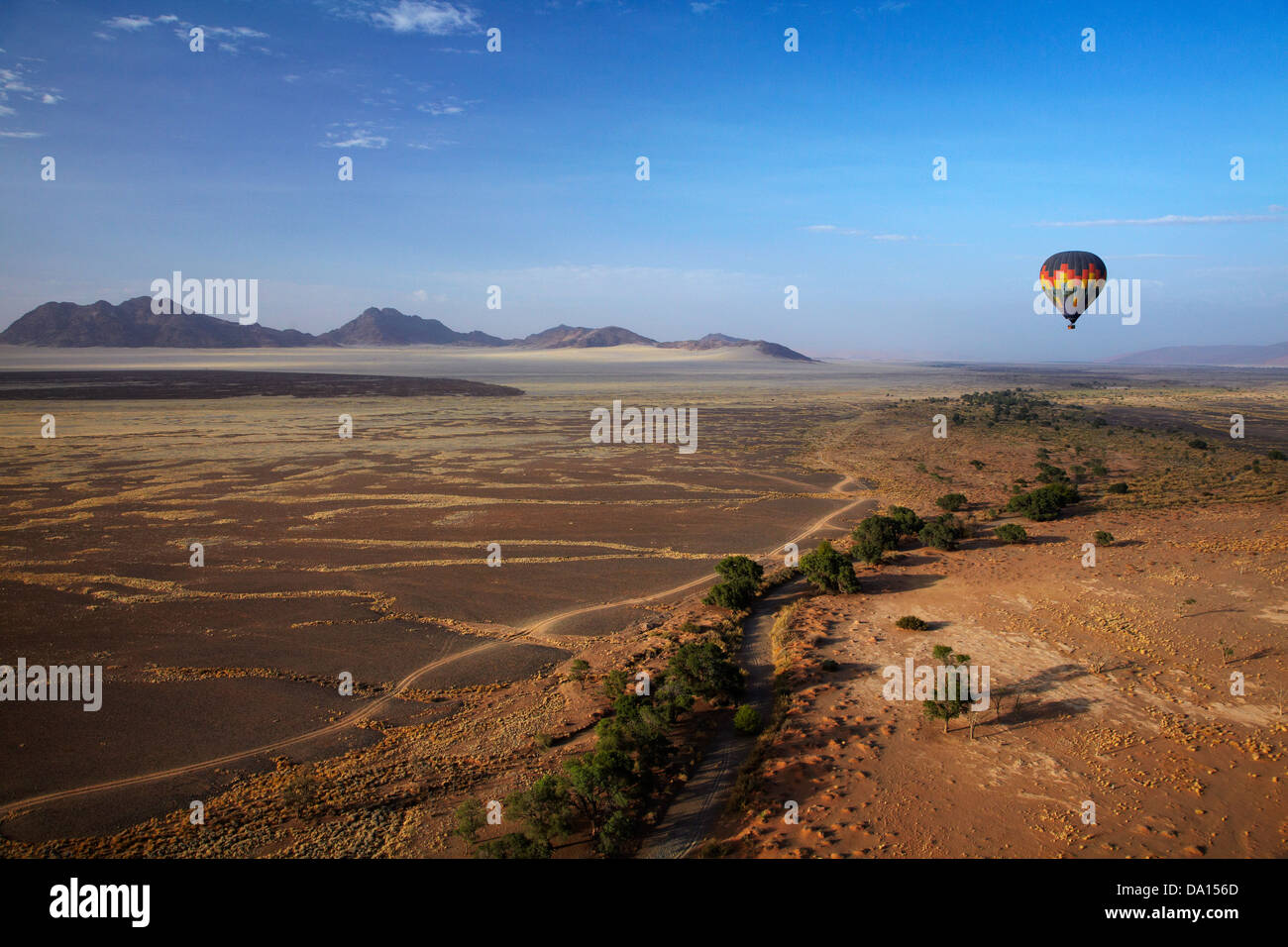 Heißluft-Ballon über Namib-Wüste, in der Nähe von Sesriem, Namibia, Afrika - Antenne Stockfoto