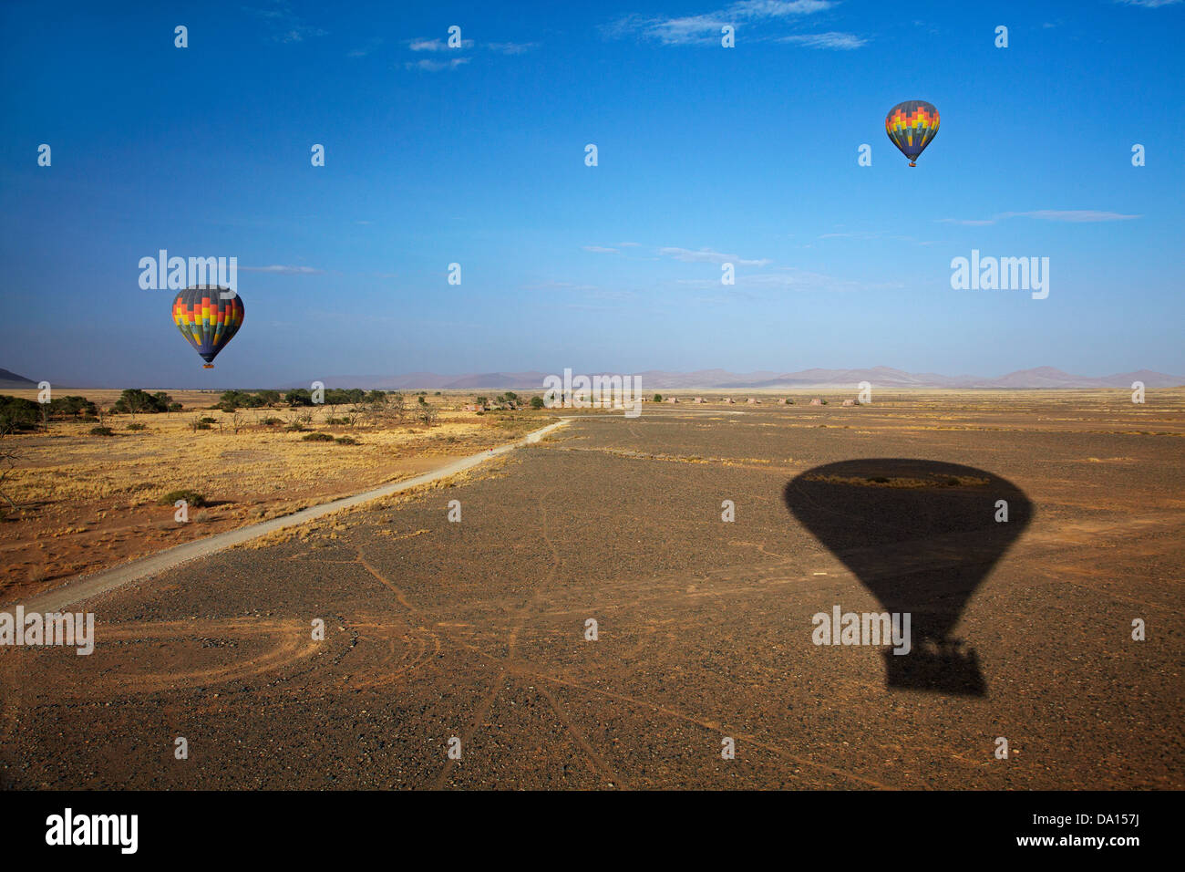 Heißluftballons über Namib-Wüste, in der Nähe von Sesriem, Namibia, Afrika - Antenne Stockfoto