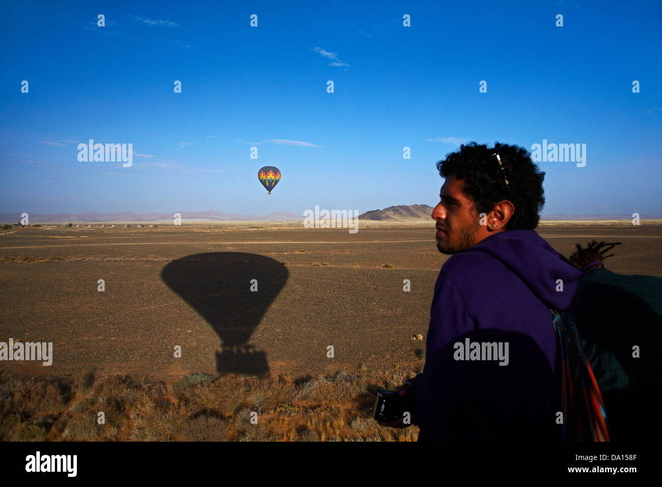Person im Heißluftballon über die Namib-Wüste, in der Nähe von Sesriem, Namibia, Afrika - Antenne Stockfoto