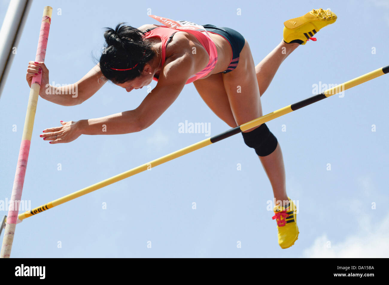 Birmingham, Vereinigtes Königreich. 30. Juni 2013. Jennifer Suhr der Vereinigten Staaten endet auf dem 3. Platz im Stabhochsprung der Frauen nach dem Löschen einer Höhe von 4,53 m bei der Sainsbury Birmingham Grand Prix IAAF Diamond League Meeting. Die aktuelle beendet Olympiasieger hinter Yarisley Silva aus Kuba und Fabiana Murer von Brasilien. Bildnachweis: Russell Hart/Alamy Live-Nachrichten. Stockfoto