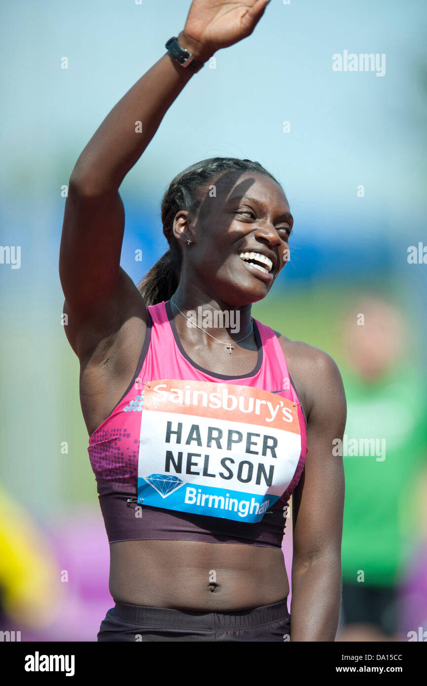 Birmingham, Vereinigtes Königreich. 30. Juni 2013. Dawn Harper-Nelson der Vereinigten Staaten beendet 1. Platz in der Frauen 100m Hürden bei der 2013 Sainsbury Birmingham Grand Prix IAAF Diamond League Meeting. Der ehemalige Olympiasieger war 12,64 Sekunden genug, um anderen amerikanischen Kellie Wells und Tiffany Porter von Großbritannien zu schlagen. Bildnachweis: Russell Hart/Alamy Live-Nachrichten. Stockfoto