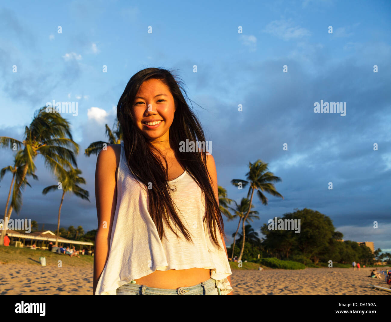 Junge Frau am Alii Kahekili Nui Ahumanu Beach Park in Kaanapali, Maui; Teil des Kaanapali Beach North Stockfoto