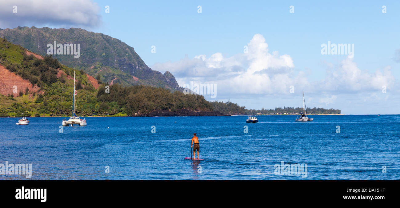 Stehen Sie Paddleboarder in Hanalei Bay auf Kauai mit Mt. Makana, genannt Bali Hai, im Hintergrund auf Stockfoto