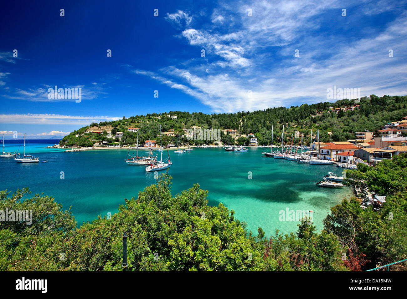Panoramablick von Lakka Bay und Dorf, Insel Paxos, Ionisches Meer, Nordteil ("sieben Inseln"), Griechenland. Stockfoto