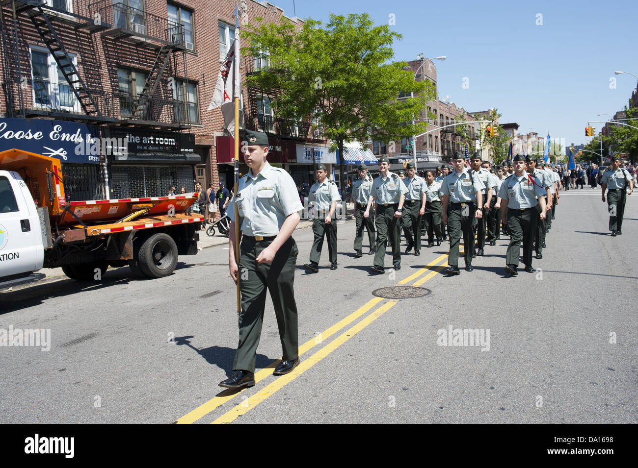 Die Kings County Memorial Day Parade im Bay Ridge Abschnitt von Brooklyn, New York, 27. Mai 2013. Mitglieder der High School ROTC. Stockfoto