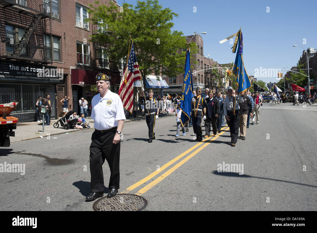 Mitglieder der American Legion Post März in The Kings County Memorial Day Parade in der Bay Ridge Abschnitt von Brooklyn, NY, 2013. Stockfoto