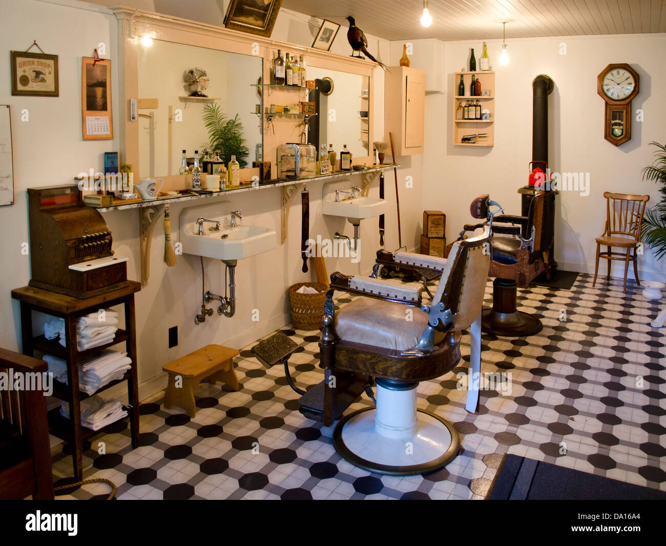 Alte Zeit Barber Shop ca. 1920er Jahre im Burnaby Village Museum in der Nähe von Vancouver, Kanada. Stockfoto