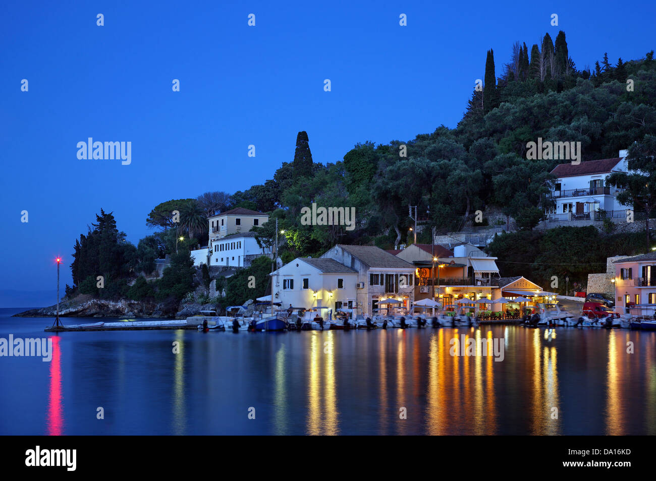 Nachtansicht von Loggos (oder 'Longos') Dorf, Paxos ("Paxi") Insel Kerkyra (Korfu)-Präfektur, Ionisches Meer, Argostoli, Griechenland. Stockfoto