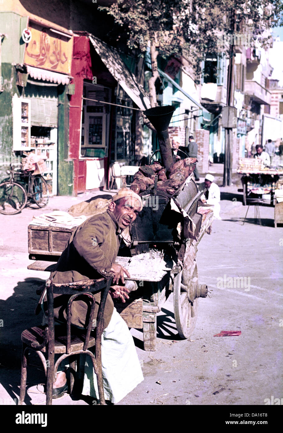 armen Mann verkaufende Kartoffeln aus der alten Wagen auf einer Straße in Kairo Ägypten Stockfoto