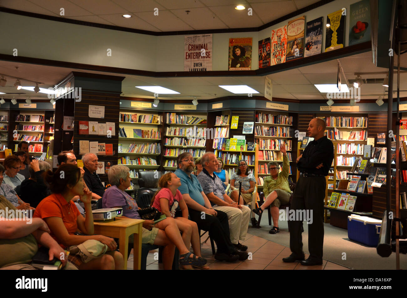 Jim Ottaviani am Signierstunde für sein neues Buch "Primaten" bei Nicola es Books 25. Juni 2013 in Ann Arbor, MI Stockfoto