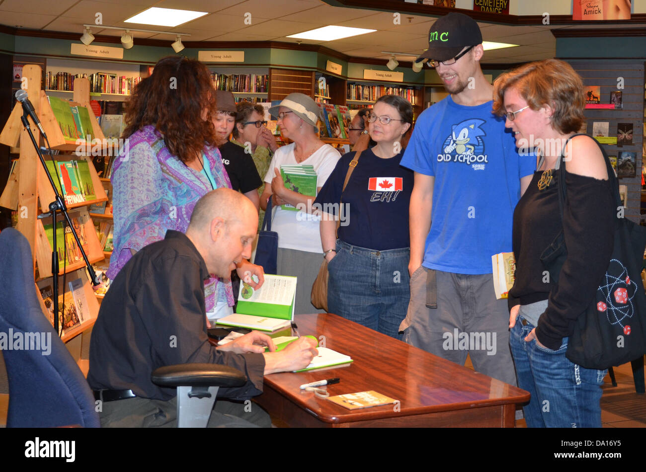 Jim Ottaviani Autogramme ein Buch zur Signierstunde für sein neues Buch "Primaten" bei Nicola es Books 25. Juni 2013 in Ann Arbor, MI Stockfoto
