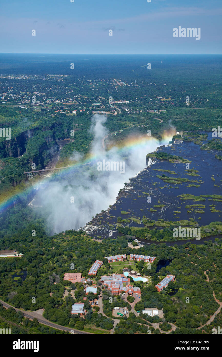 Victoria Falls oder "Mosi-Oa-Tunya" (der Rauch, der donnert), Sambesi und Zambezi Sun Hotel (rechts), Simbabwe / Sambia Stockfoto