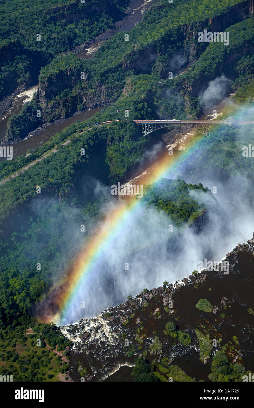 Regenbogen und Spray, Victoriafälle oder "Mosi-Oa-Tunya" (der Rauch, der donnert) und Sambesi, Simbabwe / Sambia Grenze Stockfoto