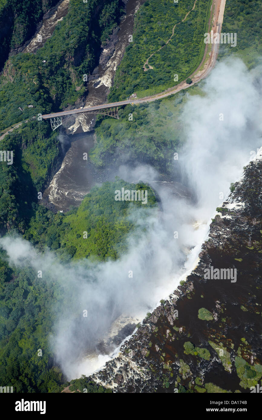 Victoria Falls oder "Mosi-Oa-Tunya" (der Rauch, der donnert), Sambesi, Victoria Falls Bridge und Batoka Schlucht Stockfoto