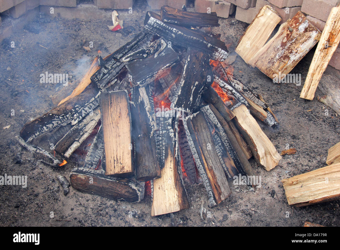 Ein Lagerfeuer für Sie im Winter warm zu halten. Stockfoto