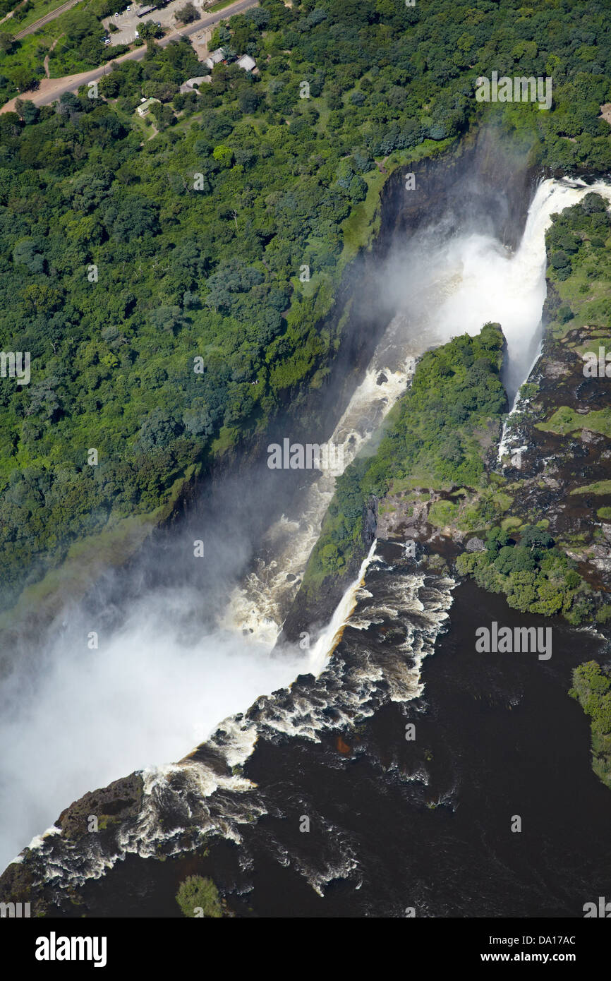 Teufels-Katarakt, Victoria Falls oder "Mosi-Oa-Tunya" (der Rauch, der donnert) und Sambesi, Simbabwe / Sambia Grenze Stockfoto