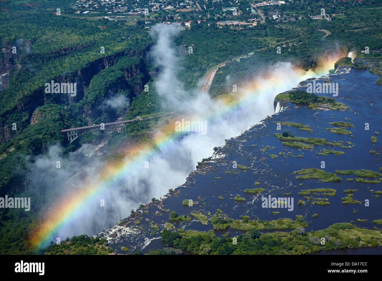 Regenbogen und Spray, Victoriafälle oder "Mosi-Oa-Tunya" (der Rauch, der donnert) und Sambesi, Simbabwe / Sambia Grenze Stockfoto
