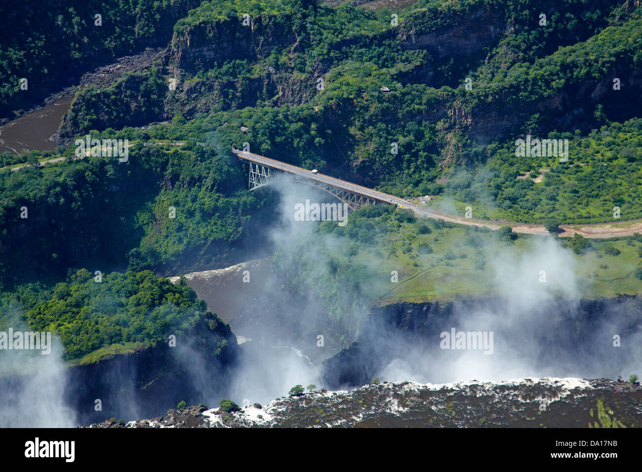 Victoria Falls oder "Mosi-Oa-Tunya" (der Rauch, der donnert), Sambesi, Victoria Falls Bridge und Batoka Schlucht Stockfoto