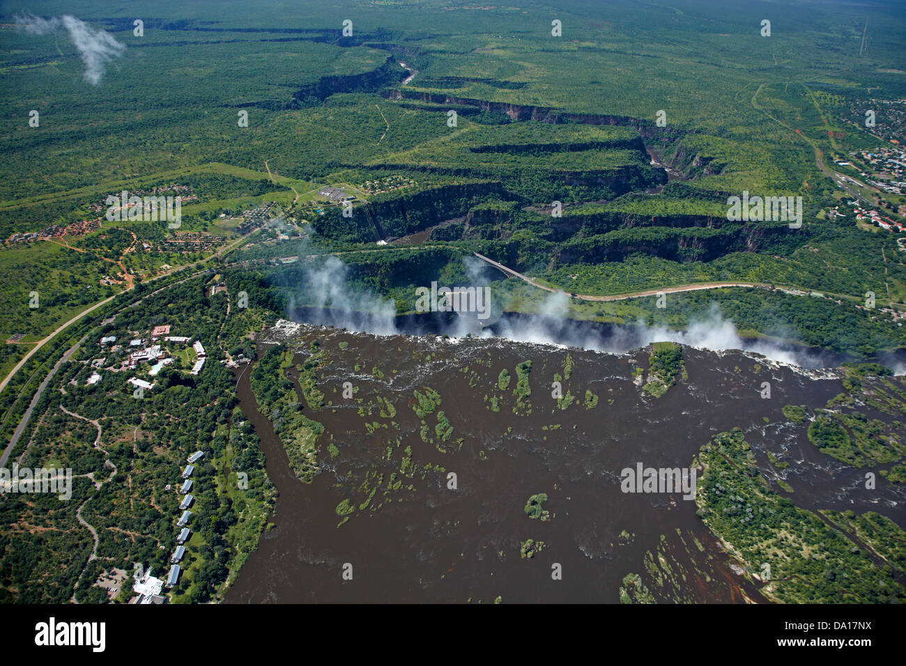 Victoria Falls oder "Mosi-Oa-Tunya" (der Rauch, der donnert), Sambesi und Batoka Schlucht, Simbabwe / Sambia Grenze Stockfoto