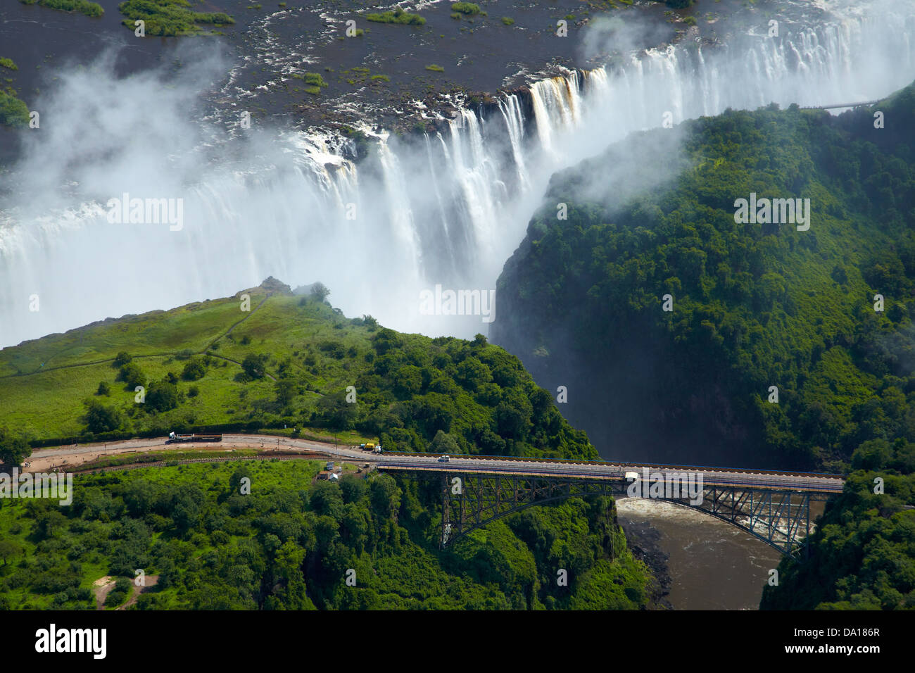 Victoria Falls oder "Mosi-Oa-Tunya" (der Rauch, der donnert), Sambesi und Victoria Falls Bridge, Simbabwe / Sambia Grenze Stockfoto