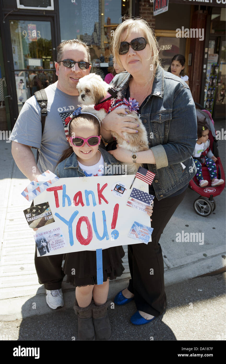 Familie zeigt ihre Wertschätzung zu Veteranen auf The Kings County Memorial Day Parade in Bay Ridge, Brooklyn, NY, 2013. Stockfoto
