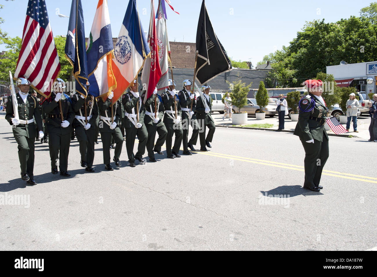 High School, ROTC Color Guard marschiert in The Kings County Memorial Day Parade in Bay Ridge, Brooklyn, NY, 27. Mai 2013. Stockfoto