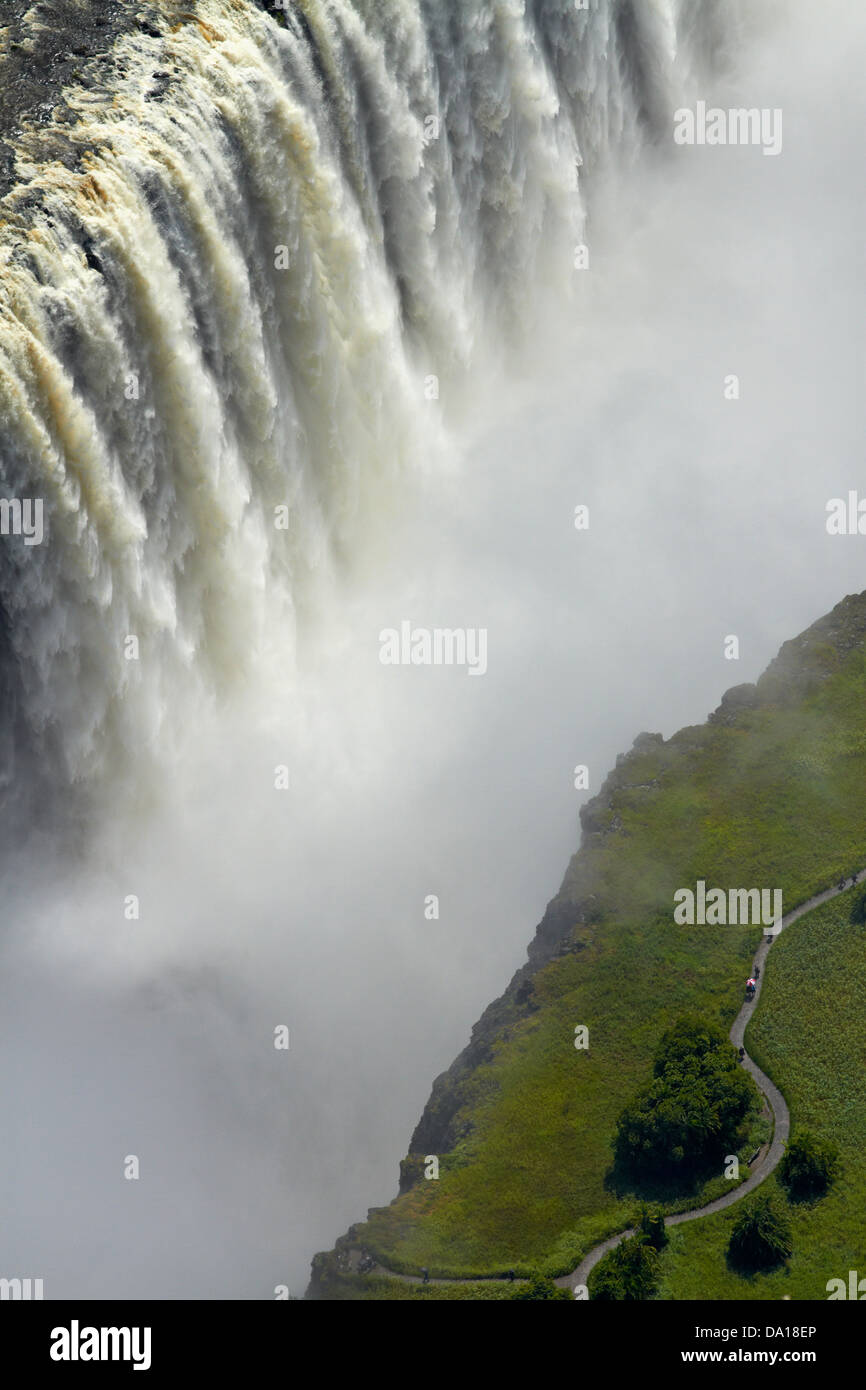 Touristen auf Pfad anzeigen von Victoria Falls oder "Mosi-Oa-Tunya" (der Rauch, der donnert) und Sambesi, Simbabwe / Sambia Stockfoto