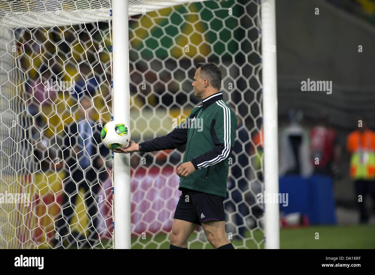 Rio De Janeiro, Brasilien. 30. Juni 2013. Björn Kuipers (Schiedsrichter), 30. Juni 2013 - Fußball / Fußball: Schiedsrichter Björn Kuipers prüft das Hawk-Eye Torlinientechnologie, bevor die FIFA Confederations Cup Brasilien 2013 abschließende match zwischen Brasilien 3: 0 Spanien im Estadio Do Maracana in Rio De Janeiro, Brasilien. (Foto: Maurizio Borsari/AFLO/Alamy Live-Nachrichten) Stockfoto