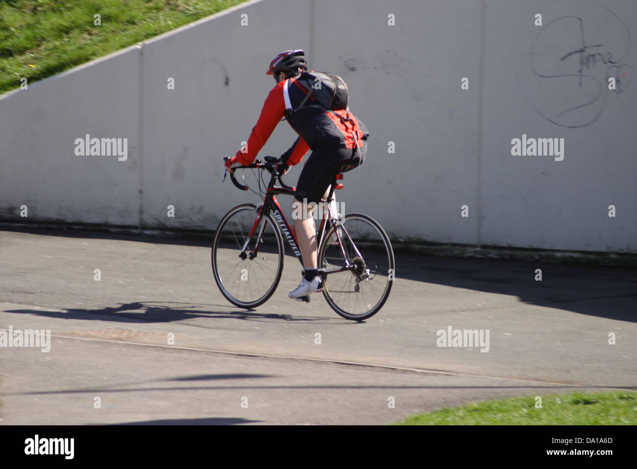 Radfahrer mit dem Fahrrad. Mann trägt einen Rucksack, Helm und Radhose-Zyklus. Stockfoto
