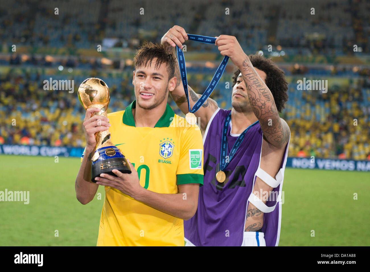 Rio De Janeiro, Brasilien. 30. Juni 2013. (L-R) Neymar, Marcelo (BRA), 30.  Juni 2013 - Fußball / Fußball: Neymar von Brasilien feiert mit der Trophäe  nach dem Gewinn der FIFA Confederations Cup