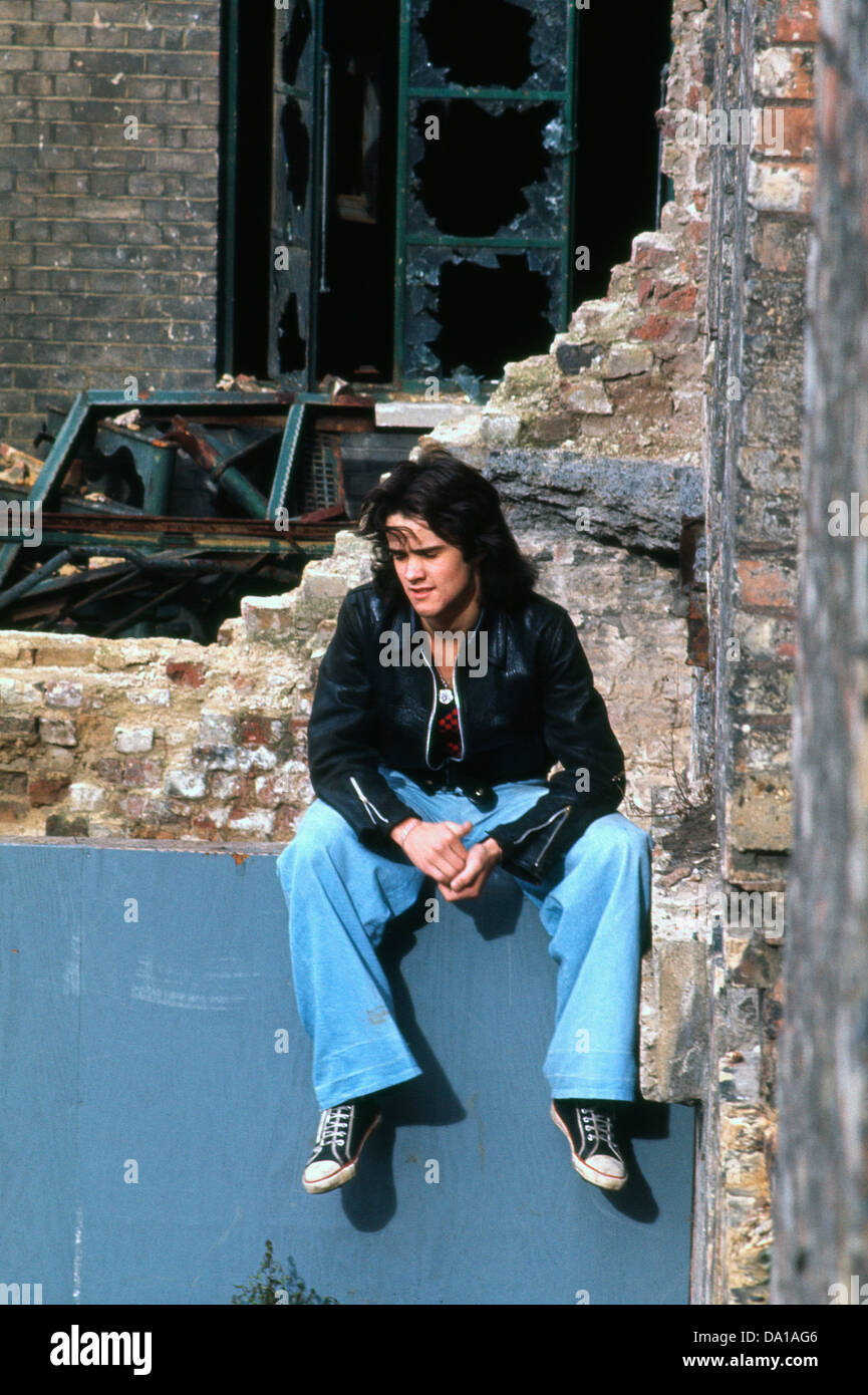 Junger Mann 1970 s Teenager sitzen am Odhams verlassene Baustelle im Covent Garten von London UK 1973 KATHY DEWITT Stockfoto