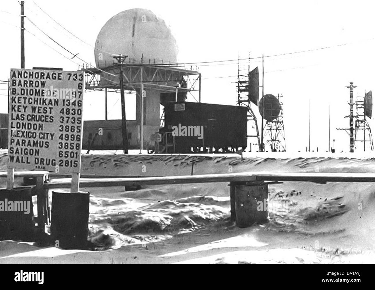 Die Point Barrow Long Range Radar Site in Alaska ist Teil der Frühwarnradarsysteme des US-Militärs. Sie dient der Überwachung und Verfolgung potenzieller Bedrohungen in der Arktis, insbesondere durch Raketensysteme. Der Standort spielt eine entscheidende Rolle für die nationale Sicherheit. Stockfoto