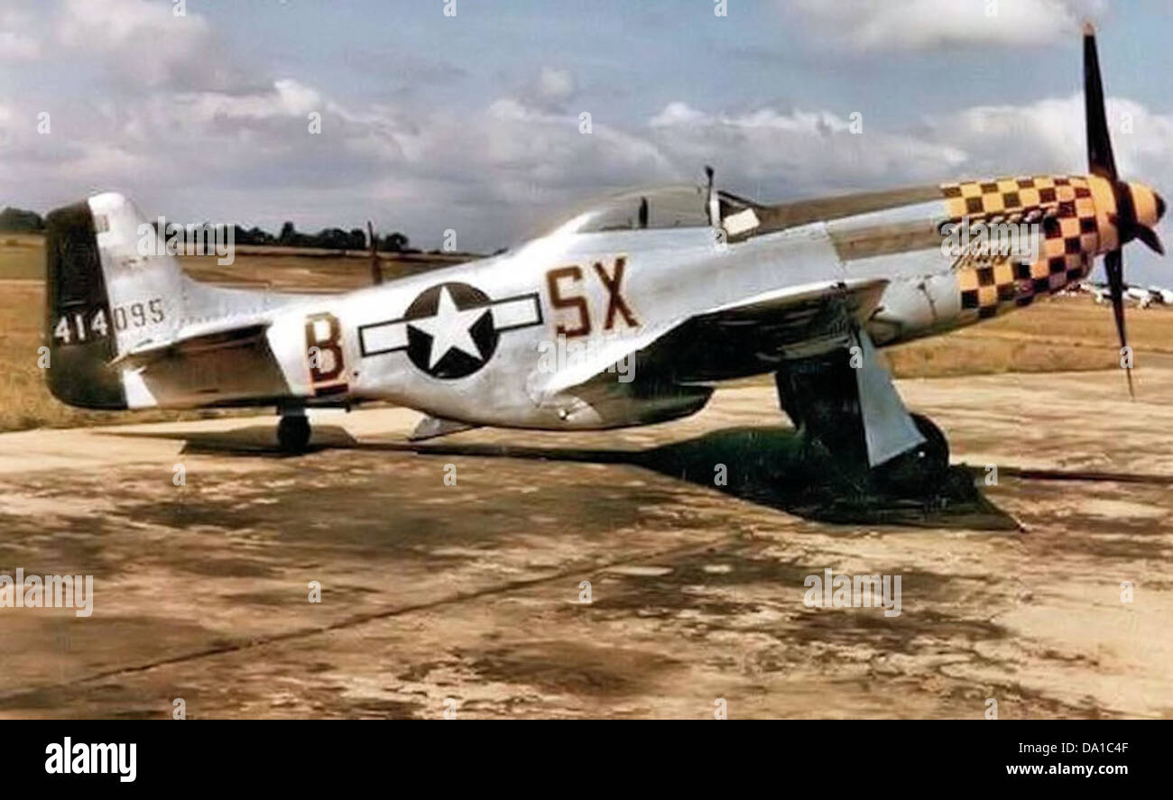 Die nordamerikanische P-51D-10-NA Mustang (44–14095) war ein wichtiges Kampfflugzeug im Zweiten Weltkrieg, das für seine Langstreckenfähigkeiten und überragende Leistung bekannt war. Dieses Bild unterstreicht das Design und die Bedeutung des Flugzeugs während der Luftkämpfe im europäischen Theater. Stockfoto