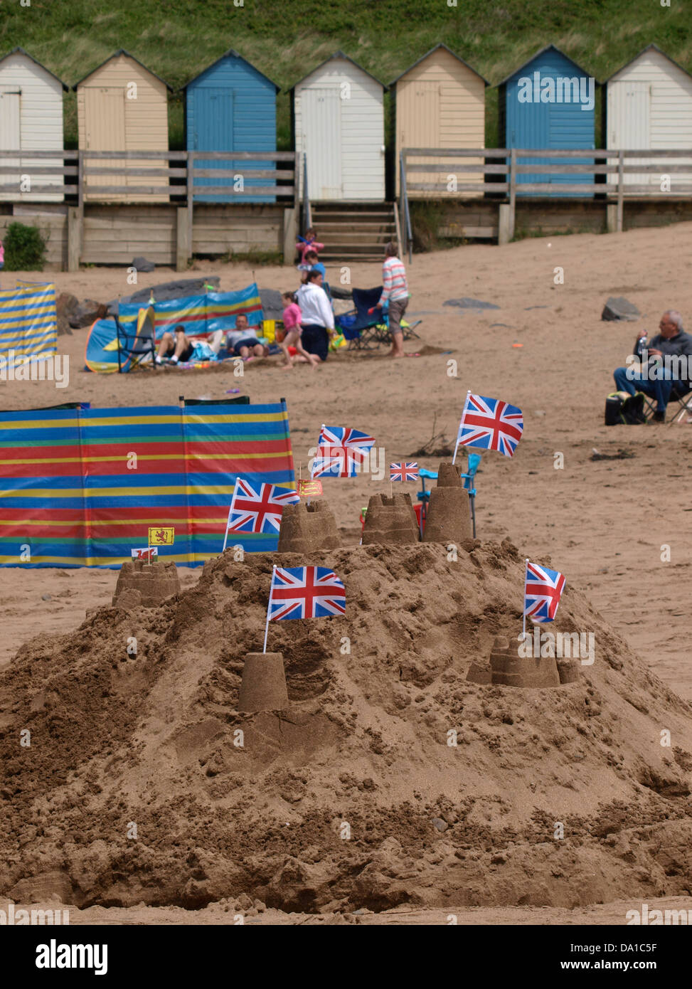 Sandburgen bauen auf Summerleaze Beach, Bude, Cornwall, UK 2013 Stockfoto